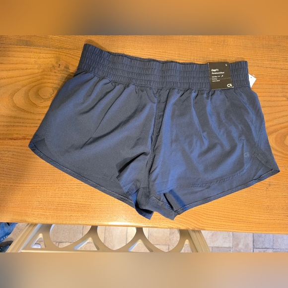GAP Pants - GapFit Runaroind Short Large